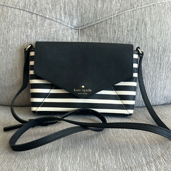 kate spade Handbags - EUC Kate spade crossbody bag